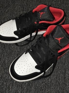 Nike Air Jordan Low-Top Sneakers - Black/White/Red